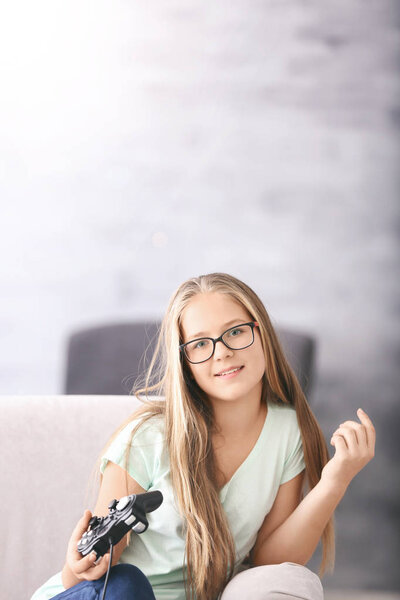  Мбаппе играет в видеоигру
 