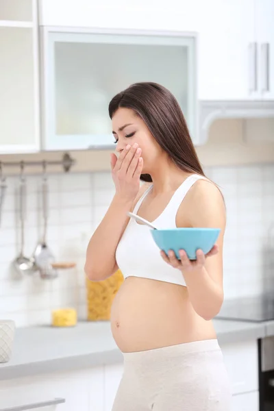 Piękna kobieta w ciąży cierpienia nudności w kuchni — Zdjęcie stockowe