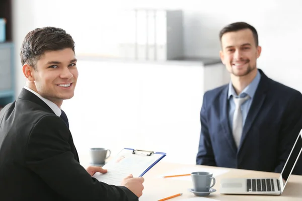 HR manager dotazování mladíka v úřadu — Stock fotografie