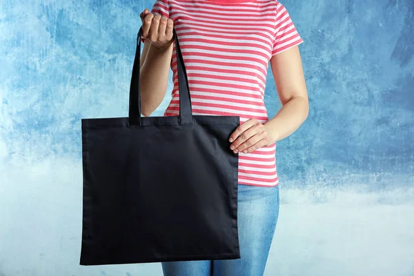 Alışveriş çantalı kadın.