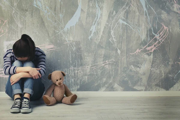 Μικρό Κορίτσι Που Κάθεται Αρκούδα Παιχνίδι Φόντο Χρώμα Τοίχου — Φωτογραφία Αρχείου