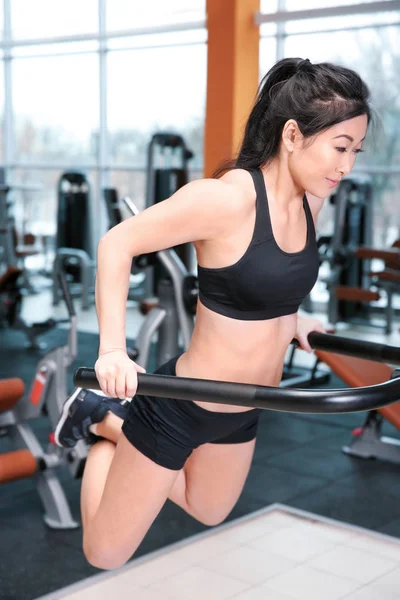 Frauentraining im Fitnessstudio — Stockfoto