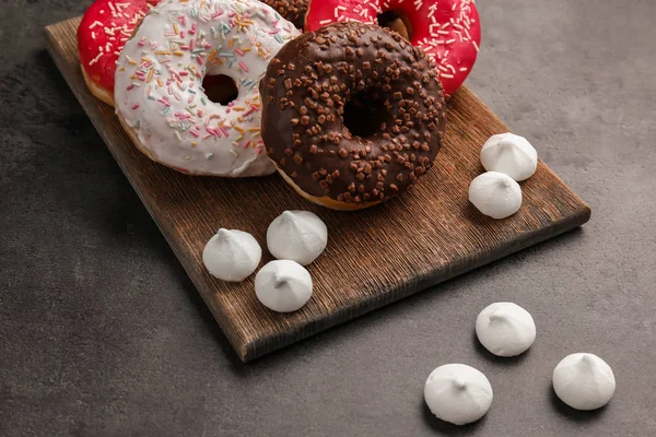 보드에 맛 있는 도넛 — 스톡 사진