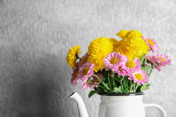 Schöner Blumenstrauß im Wasserkocher — Stockfoto