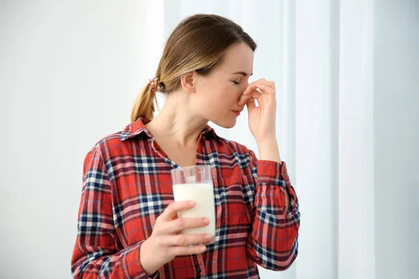 Ung kvinna med mjölkallergi som håller glaset i handen — Stockfoto