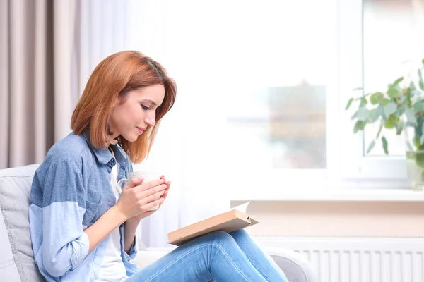 Mujer joven leyendo libro —  Fotos de Stock