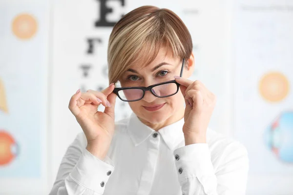 Vrouw met bril — Stockfoto