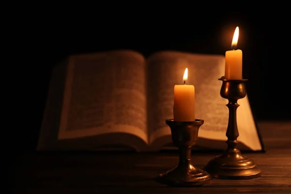 Candele accese e Bibbia — Foto Stock