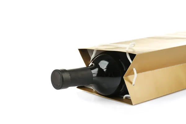 Garrafa de vinho em saco de papel presente no fundo branco — Fotografia de Stock