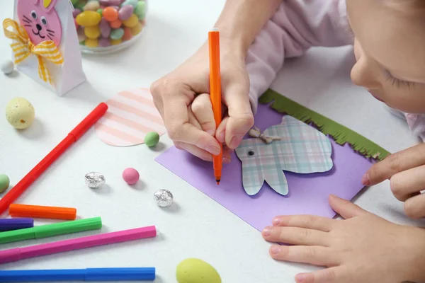 Madre Niña Pintando Tarjeta Pascua Hecha Mano —  Fotos de Stock