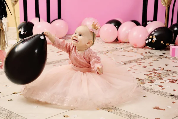 Χαριτωμένο Μικρό Κορίτσι Γενεθλίων Στο Δωμάτιο Διακοσμημένο Για Πάρτι — Φωτογραφία Αρχείου