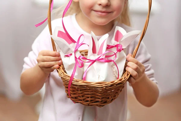 Schattig meisje met mand met papieren zakken in de vorm van Pasen konijnen, close-up — Stockfoto