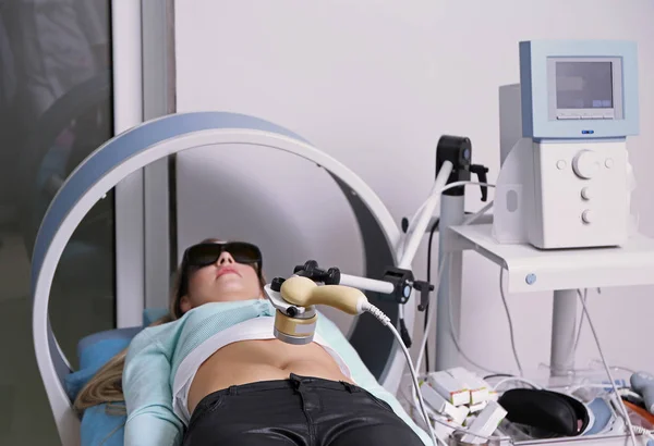 Wanita muda menjalani perawatan laser di klinik modern — Stok Foto