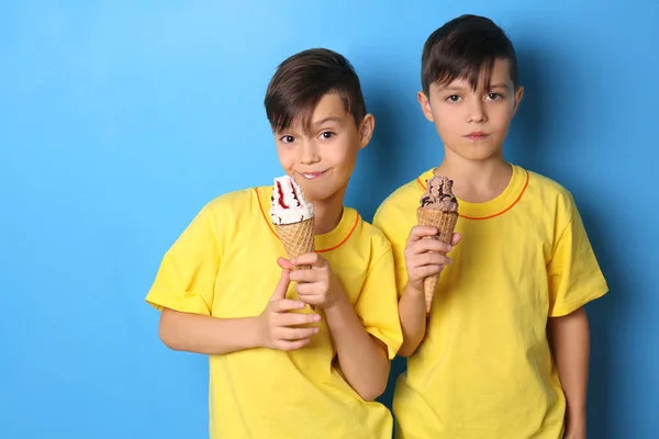 Симпатичные Мальчики Мороженым Синем Фоне — стоковое фото
