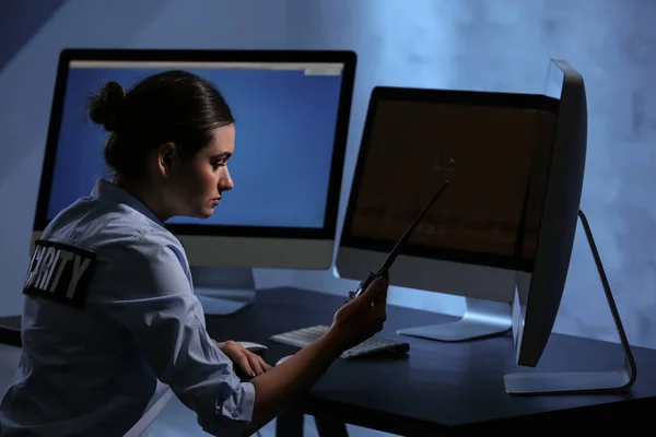 Female security guard — Stock Photo, Image