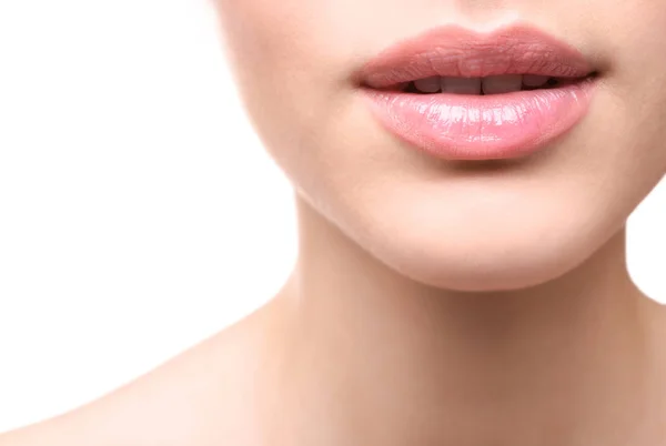 Rostro de mujer joven sobre fondo blanco — Foto de Stock