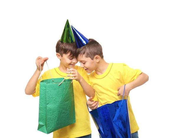 Schattige Tweeling Jongens Met Verjaardag Hoeden Presenteert Witte Achtergrond — Stockfoto