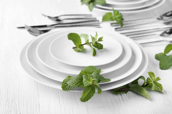 Mint on plates and cutlery set — Stock Photo, Image