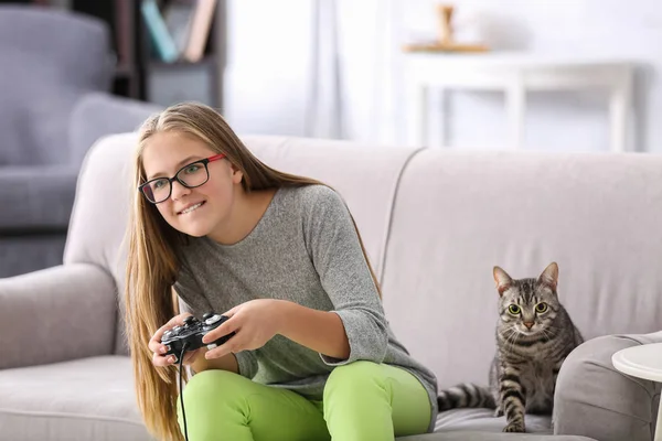 Teenager spielt Videospiel — Stockfoto