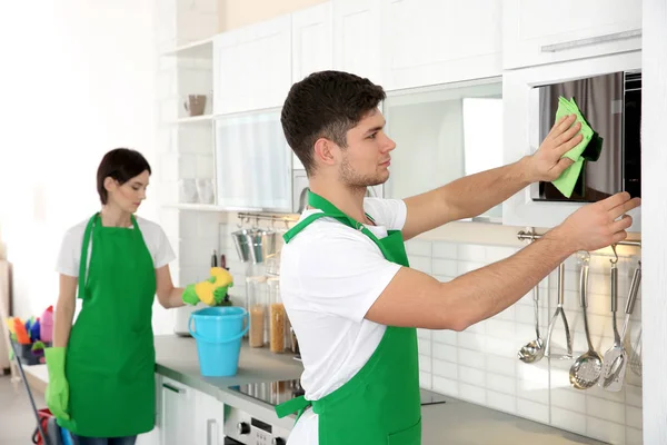 Housekeeping Team Cleaning Kitchen — Stock Photo, Image