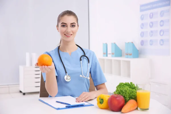 Jeune nutritionniste féminine dans son bureau — Photo