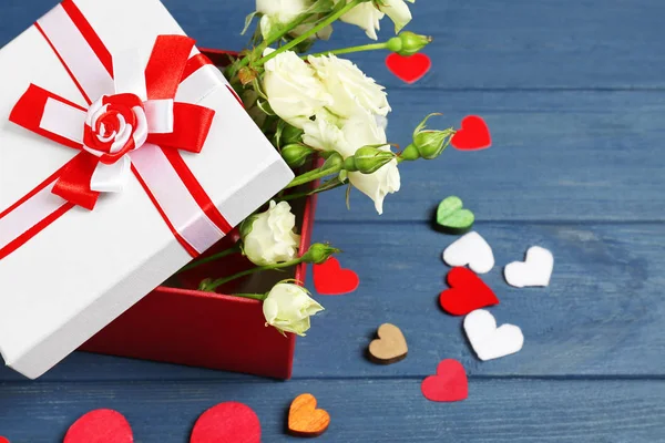 Confezione regalo con fiori — Foto Stock