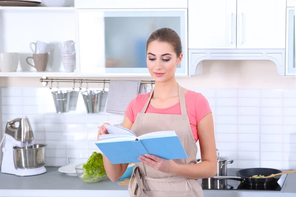 Jonge Vrouw Met Kookboek Keuken — Stockfoto