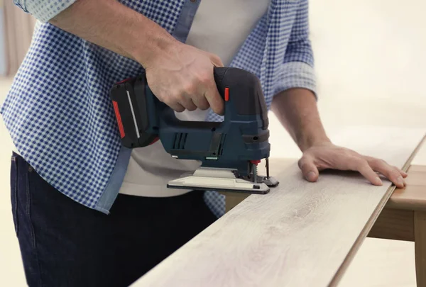 Man cutting laminate board — Stock Photo, Image