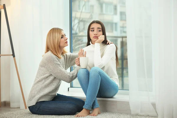 Beautiful woman countenancing depressed friend — Stock Photo, Image