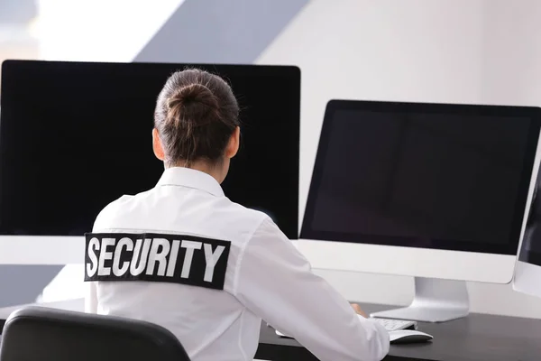 Mujer guardia de seguridad — Foto de Stock