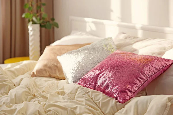 Üç parlak dekoratif yastıklar — Stok fotoğraf