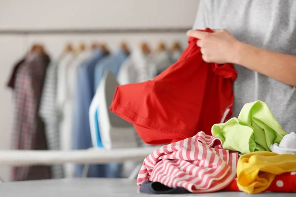 Mulher roupas dobráveis — Fotografia de Stock