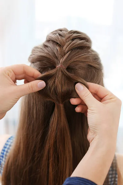 Kobieta z plecionki ładne fryzury — Zdjęcie stockowe