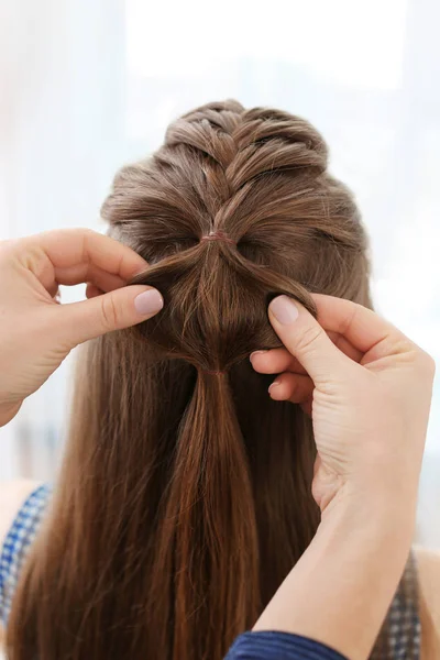 Mulher com bom penteado trança — Fotografia de Stock