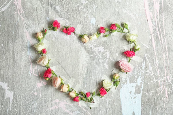 Coração feito de flores frescas — Fotografia de Stock