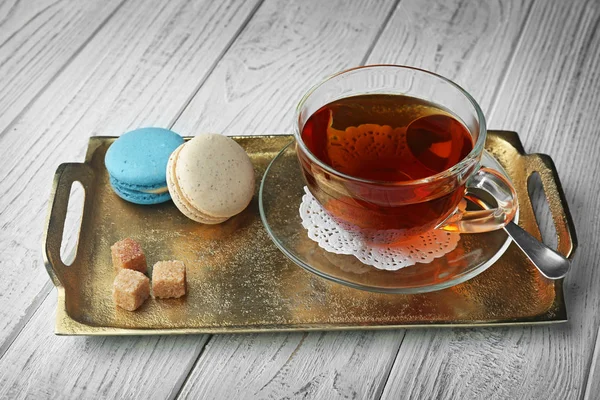 Tasse Tee mit köstlichen Makronen — Stockfoto