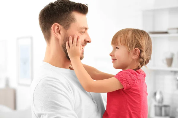 Chica abrazando padre —  Fotos de Stock