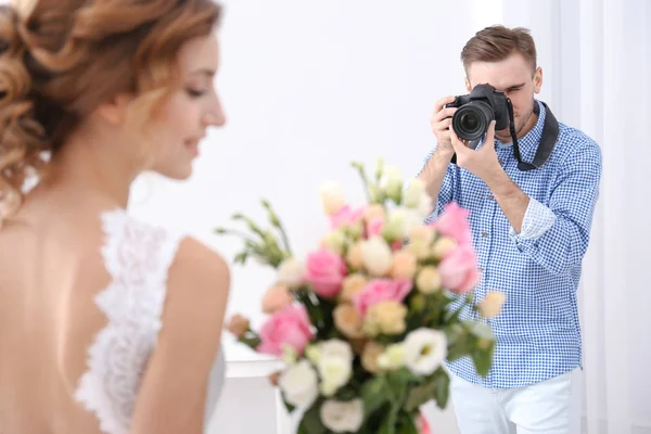 Fotograaf foto's nemen voor bruid — Stockfoto