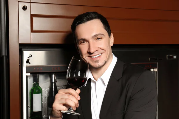 Homem com copo de vinho tinto — Fotografia de Stock