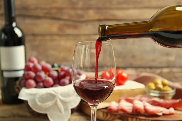 Verter vino tinto en un vaso —  Fotos de Stock