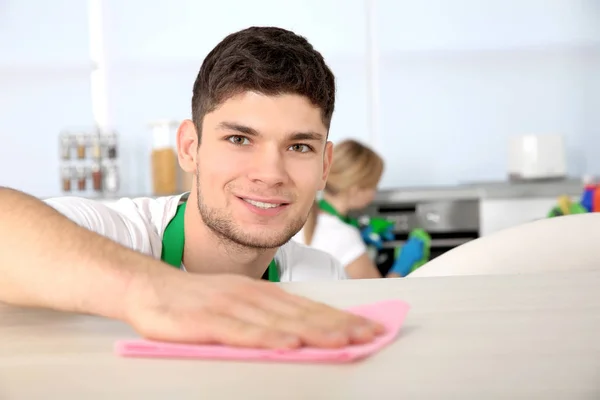 Giovane Uomo Pulizia Tavolo Cucina — Foto Stock