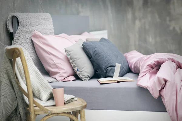 아늑한 더블 침대가 있는 현대 침실 — 스톡 사진