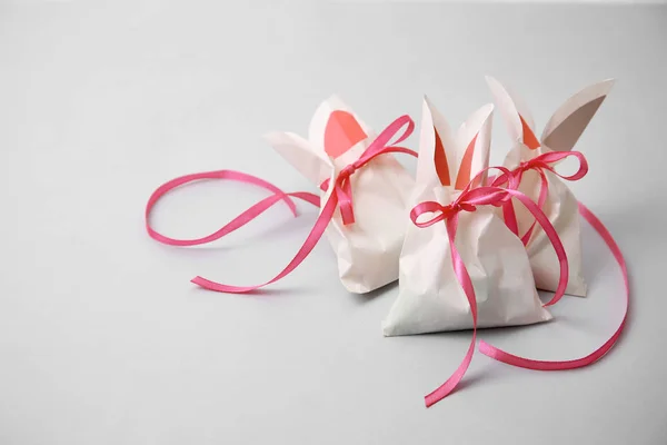 Bolsas de papel en forma de conejos de Pascua — Foto de Stock