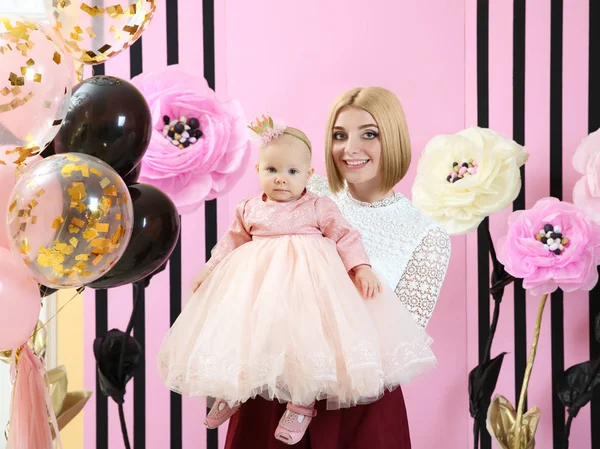 Madre Con Linda Niña Habitación Decorada Para Fiesta Cumpleaños —  Fotos de Stock