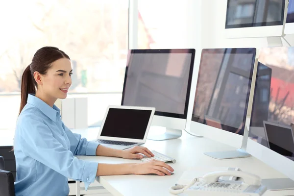 Beautiful security guard in surveillance room — Stock Photo, Image