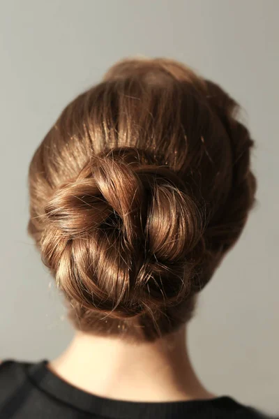 Mulher com bom penteado trança — Fotografia de Stock