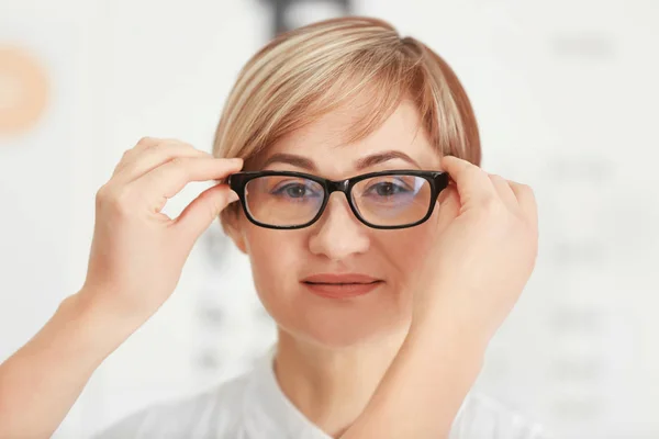 Ögonläkare att sätta glasögon — Stockfoto