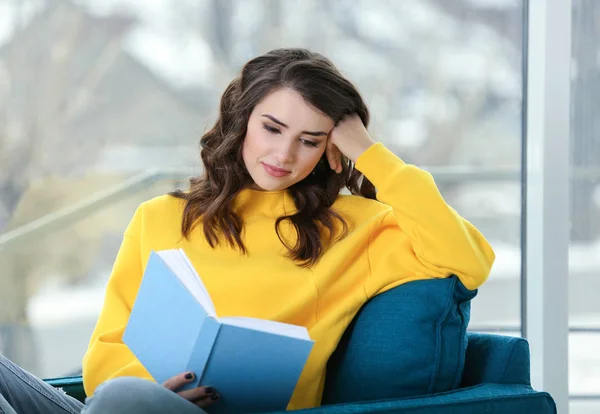 Mooie Jonge Vrouw Lezen Boek Zittend Arm Stoel Thuis — Stockfoto