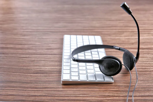 Headset e teclado do computador — Fotografia de Stock