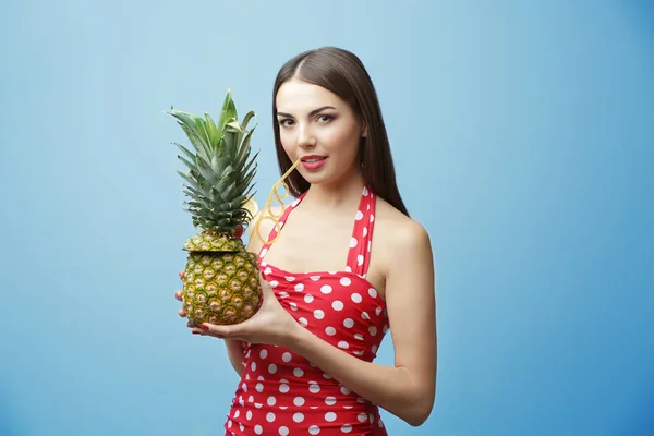 Junge Frau mit Cocktail — Stockfoto